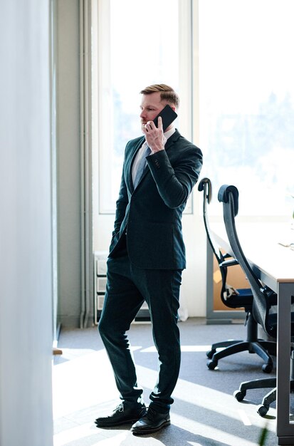 Бизнесмен разговаривает по телефону в офисе