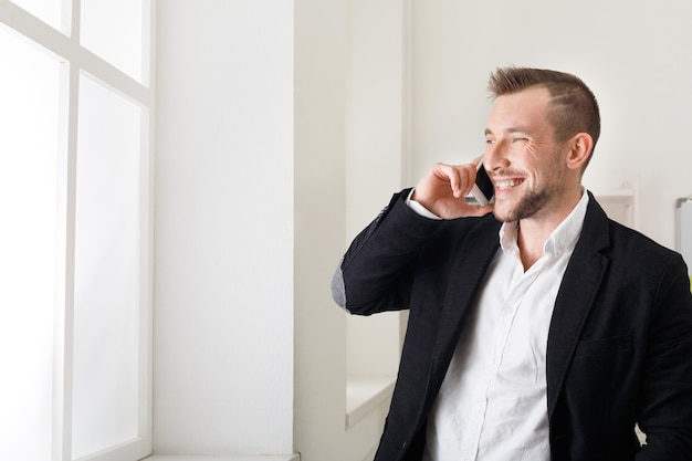 Photo businessman talking on the phone