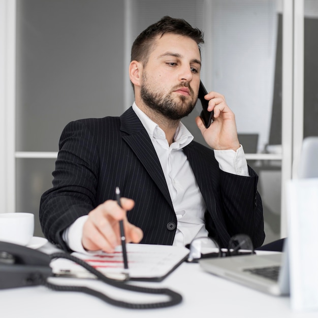 Photo businessman talking on the phone