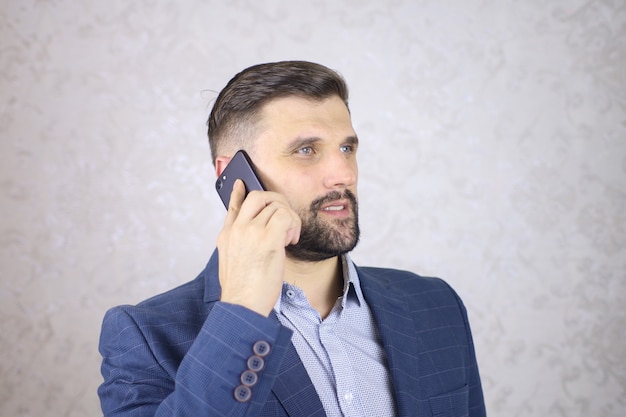бизнесмен разговаривает по телефону