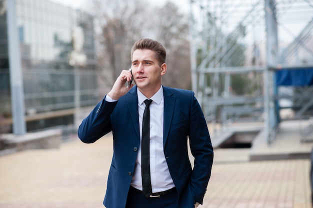 Uomo d'affari parlando al telefono