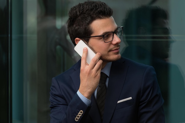 Uomo d'affari che parla al telefono in ufficio