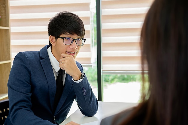 写真 職場の同僚と話すビジネスマン