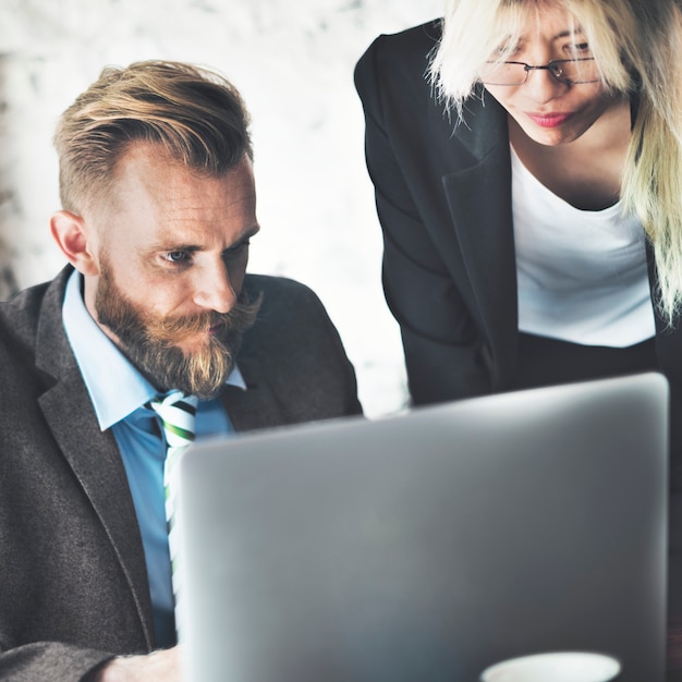 Foto concetto di lavoro del computer portatile di strategia di pensiero di pianificazione dell'uomo d'affari