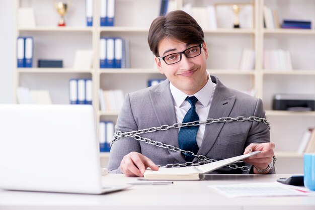 Photo businessman tied with chains to his work