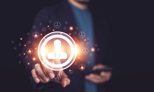 Бизнесмен, касающийся экрана, чтобы нацелиться на клиента CRM Управление отношениями с клиентами