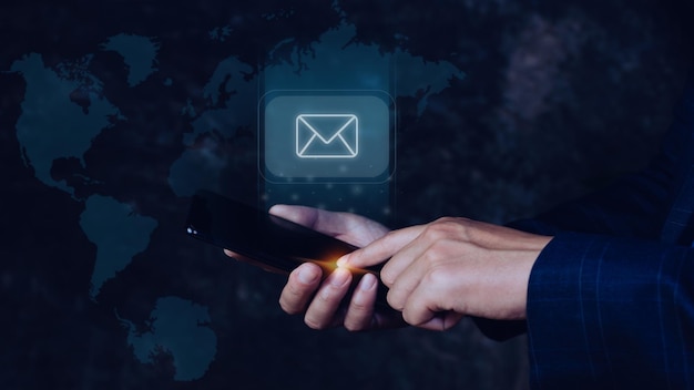 가상 인터페이스 기술로 온라인에서 스마트폰 확인 이메일을 만지는 사업가직접 마케팅 온라인 메시지 이메일 전자 메일 통신 개념