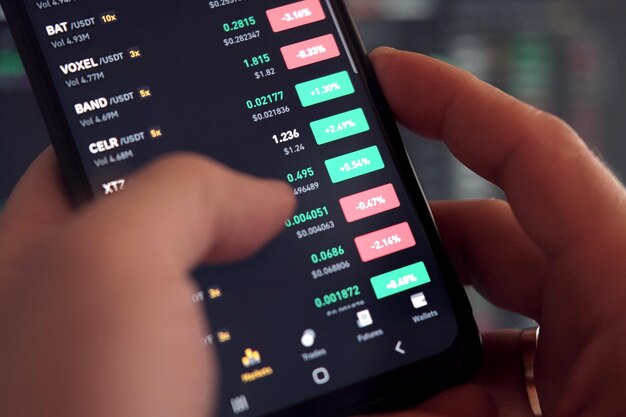 Foto commerciante di uomo d'affari che utilizza lo smartphone che controlla la borsa uomo che utilizza il telefono cellulare con l'applicazione di investimento investimento in borsa e trading di criptovaluta sull'app in mano dati aziendali online