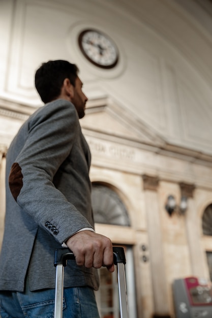 Photo businessman at the train station