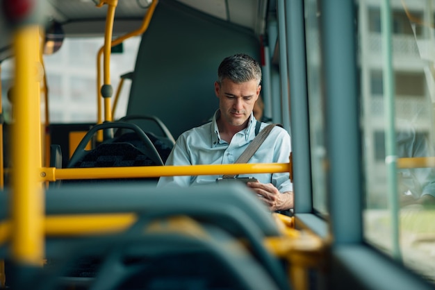 バスで旅行するビジネスマン