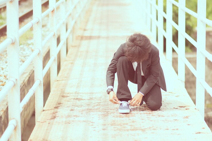 फोटो businessman tying shoelace on footbridge