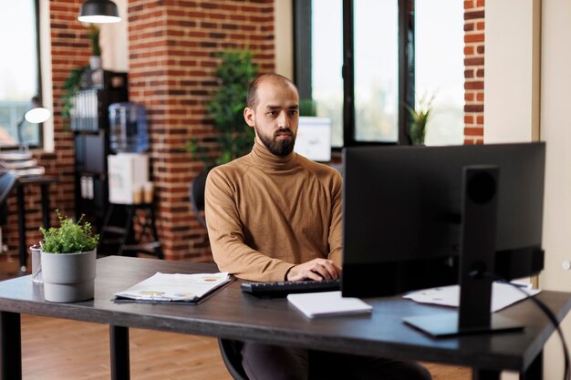 Foto uomo d'affari che usa il computer in ufficio