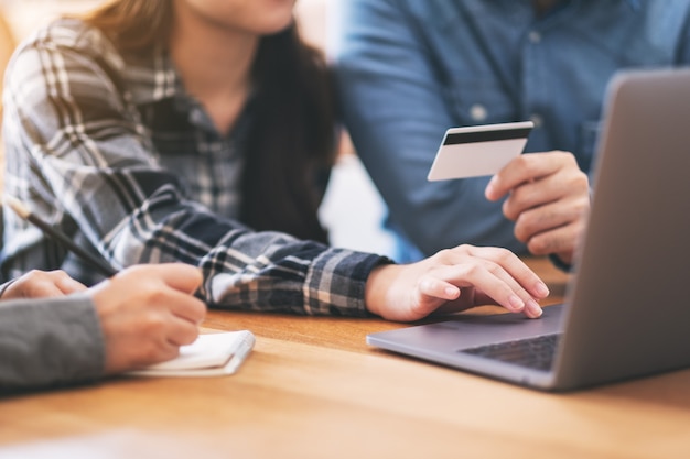 Uomo d'affari utilizzando la carta di credito per l'acquisto e lo shopping online