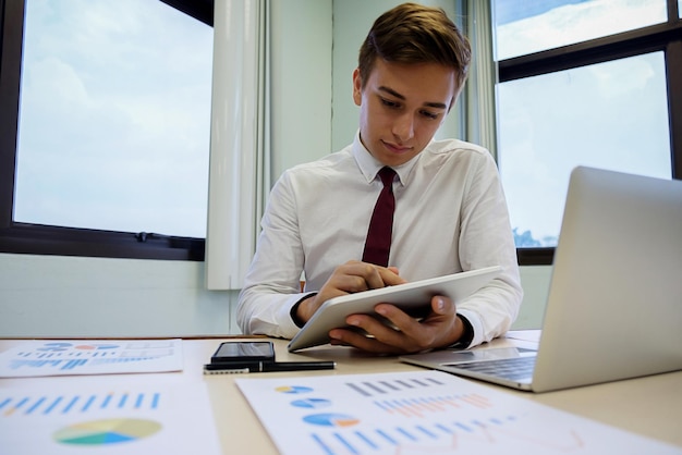 Photo businessman using digital tablet at desk in office