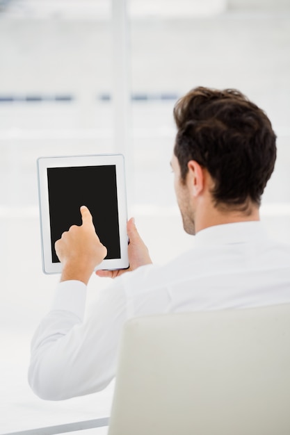 Photo businessman using digital tablet