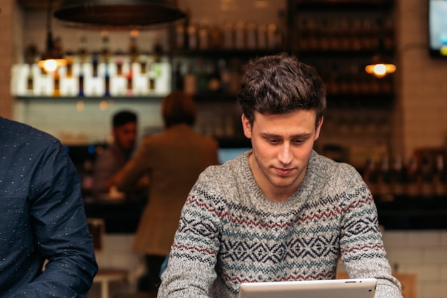 Бизнесмен, используя свой ноутбук в кафе. Бизнес-концепция