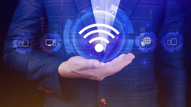 Wi-Fi 아이콘을 사용하는 사업가 소셜 네트워크 비즈니스 통신 개념 Wi-Fi 무선 개념 무료 네트워크 인터넷 개념