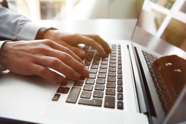 Photo businessman using laptop close up