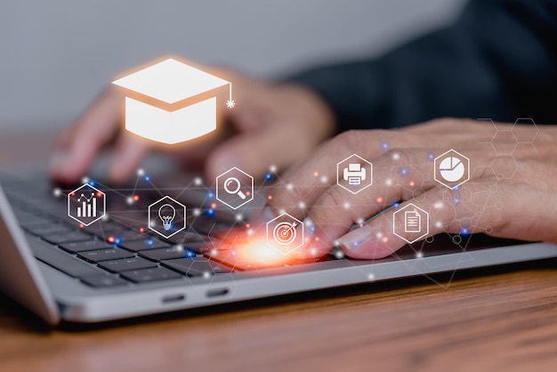 ラップトップ コンピューター アイコン仮想画面教育をオンラインで使用しているビジネスマンと机の上の e ラーニング