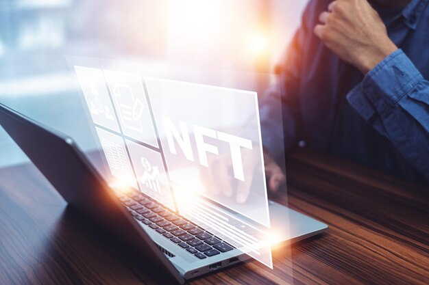 ラップトップコンピューターのオンライン取引投資を使用しているビジネスマンブロックチェーン技術の概念に関する暗号アートのためのNFT非代替トークン