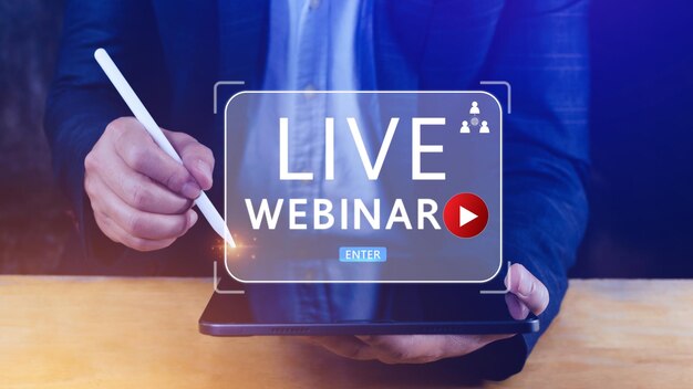 Webinar Ebusiness Browsing Connection 온라인 기술 웹캐스트 온라인 교육과 함께 랩톱 컴퓨터를 사용하는 사업가 웹 eLearning의 통신 기술