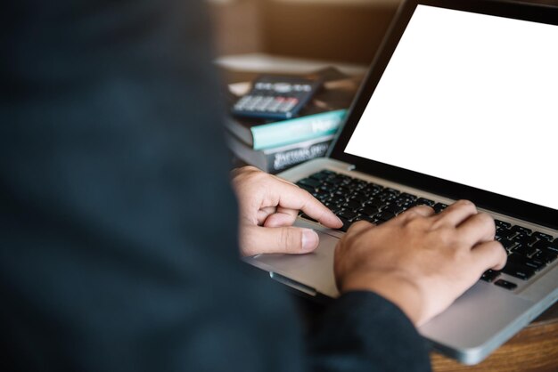 Uomo d'affari che utilizza il laptop a casa mani dell'uomo che digitano sulla tastiera del computer closeup internet marketing lavorando dal concetto di freelance sul posto di lavoro dell'ufficio domestico