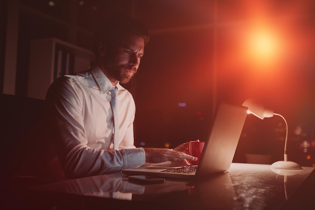 Uomo d'affari con laptop di notte