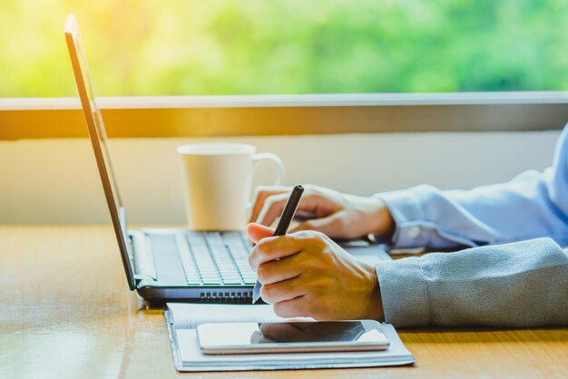 Photo businessman using laptop at office