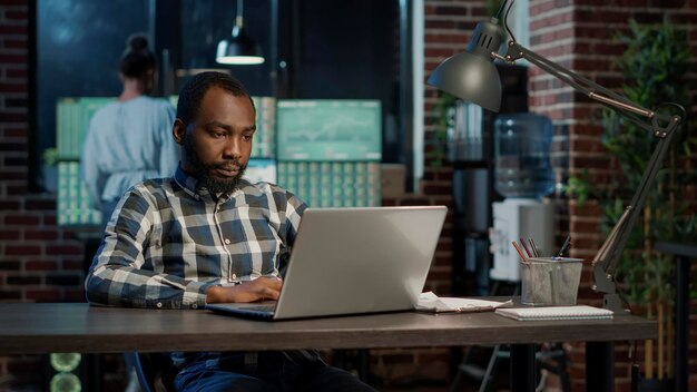 Photo businessman using laptop in office