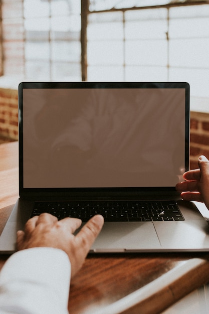 Foto uomo d'affari che usa un laptop in ufficio