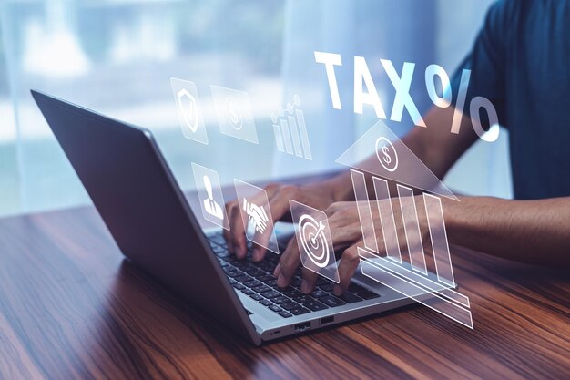 Фото Бизнесмен, использующий плату с помощью ноутбука правительство бизнес форма индивидуальной декларации о доходах онлайн для концепции уплаты налогов
