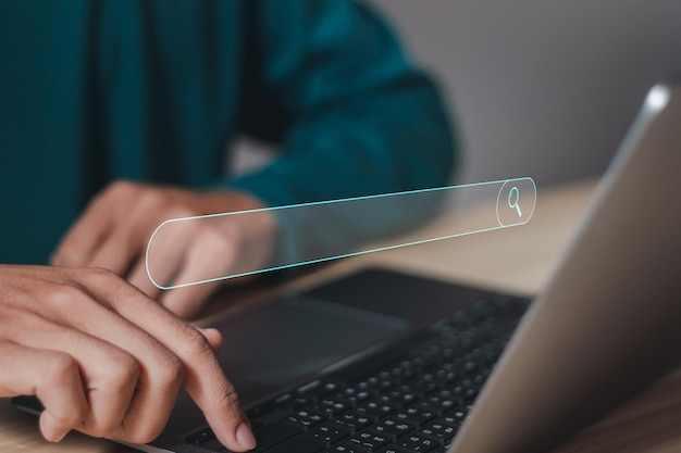 検索エンジンのバー付きのノートパソコンを使用するビジネスマン データ検索技術 検索エンジン最適化 SEO
