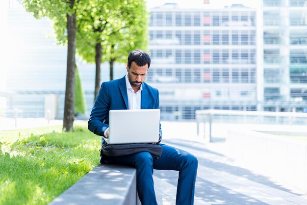 Photo businessman using laptop