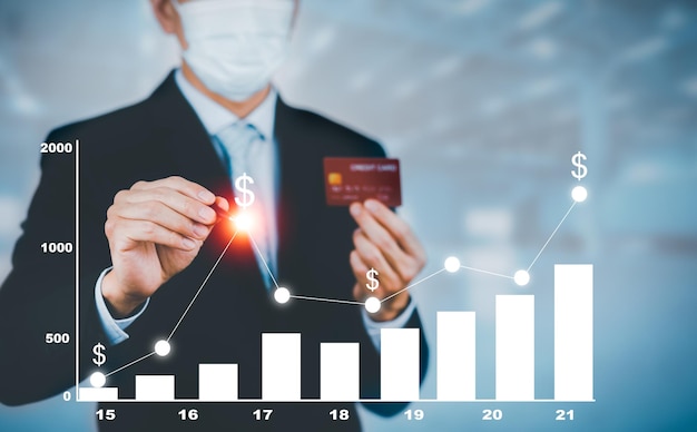 Uomo d'affari che utilizza la freccia del grafico dei dati di crescita della freccia di tocco della penna con il budget del diagramma e la carta di credito visa