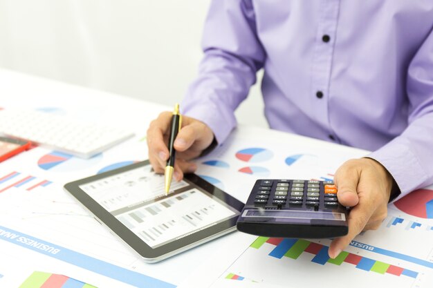 Photo businessman using a personal income tax calculator