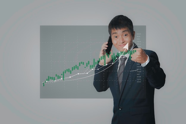 Uomo d'affari che utilizza l'analisi degli investimenti nel mercato azionario e le risorse digitali del commerciante di smartphone forex stock