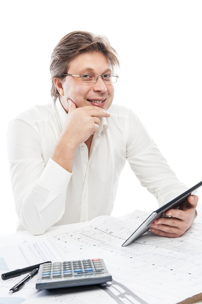 Foto uomo d'affari che utilizza tablet pc in ufficio isolato su bianco. bozza sul tavolo