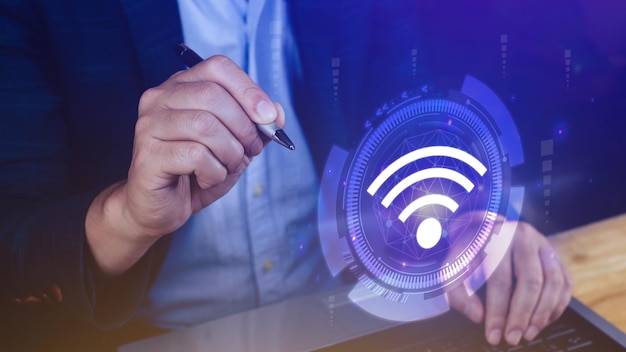 Wi-Fi 아이콘을 사용하는 사업가 소셜 네트워크 비즈니스 통신 개념 Wi-Fi 무선 개념 무료 네트워크 인터넷 개념