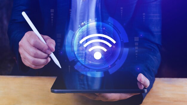 Wi-Fi 아이콘을 사용하는 사업가 소셜 네트워크 비즈니스 통신 개념 Wi-Fi 무선 개념 무료 네트워크 인터넷 개념