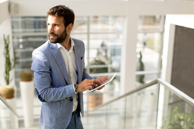 Photo businessman using touchscreen tablet in modern office