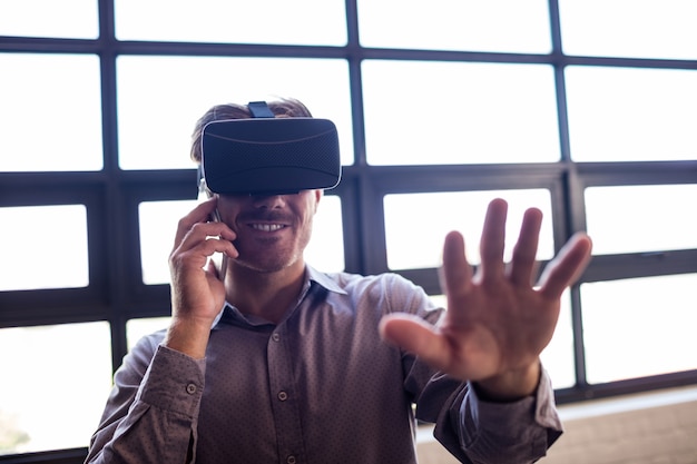 Бизнесмен с помощью устройства виртуальной реальности
