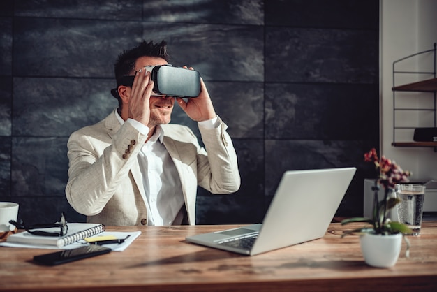 Uomo d'affari che usando le cuffie da realtà virtuale