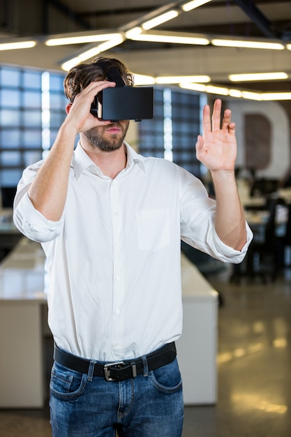 Foto uomo d'affari che usando il simulatore di realtà virtuale