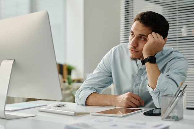 Businessman waiting for page uploading