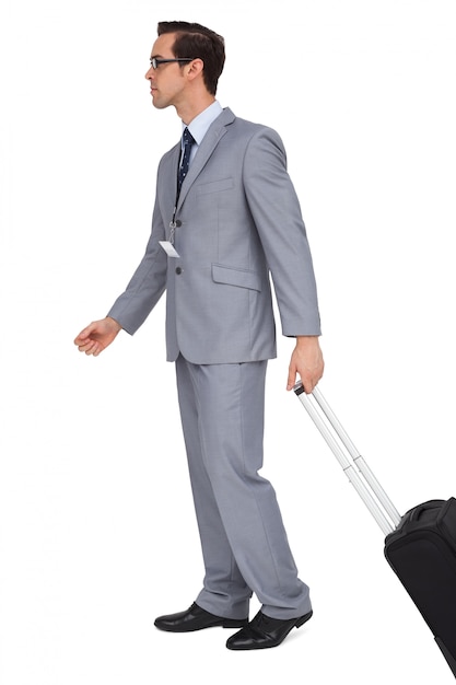 スーツケースで歩くビジネスマン