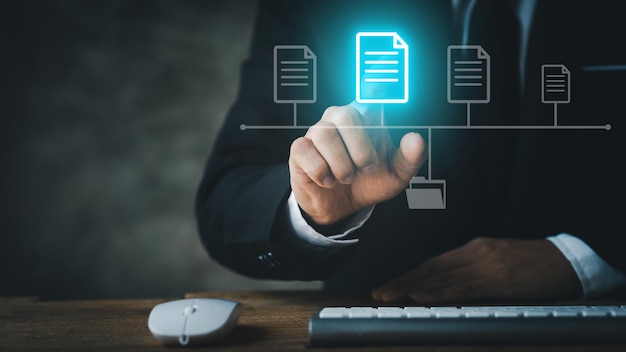クラウドデータベースとして保存されているコンピューター上のデジタルドキュメントファイルデータファイルのホログラムを指すフォーマルなスーツを着ているビジネスマンは、オンラインで表示でき、デバイスからのデータ損失を防ぐことができます