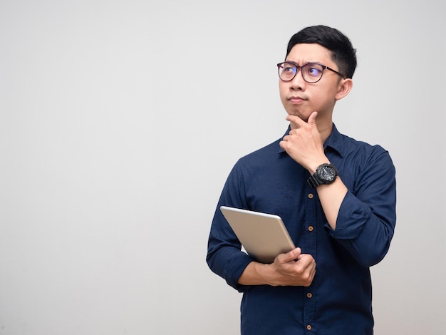 Photo businessman wearing glasses hold tablet gesture thinking copy space