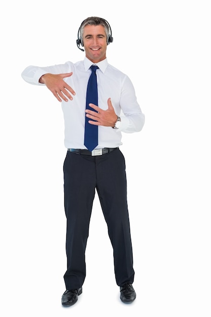 Бизнесмен носить наушники и делать жест
