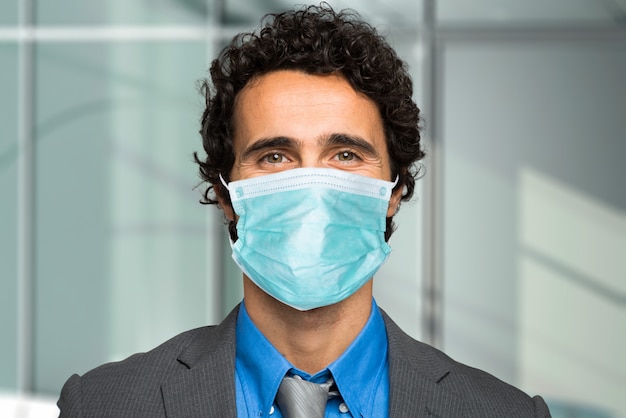 Photo businessman wearing a mask