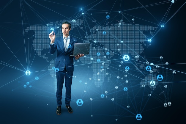 бизнесмен с абстрактной светящейся цифровой картой и связями на синем фоне